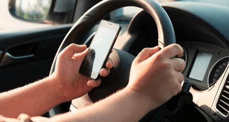 celular ao dirigir